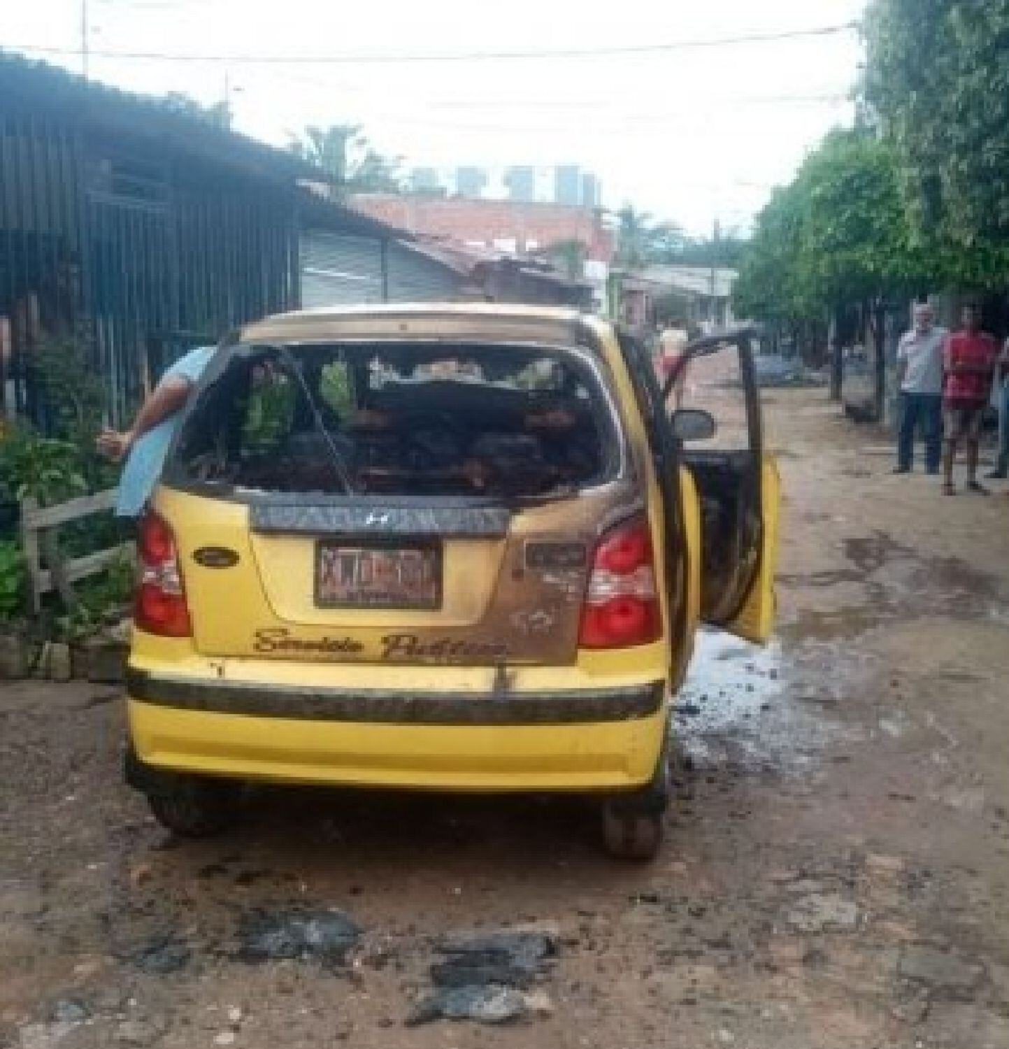 Taxi quemado / cortesía W 