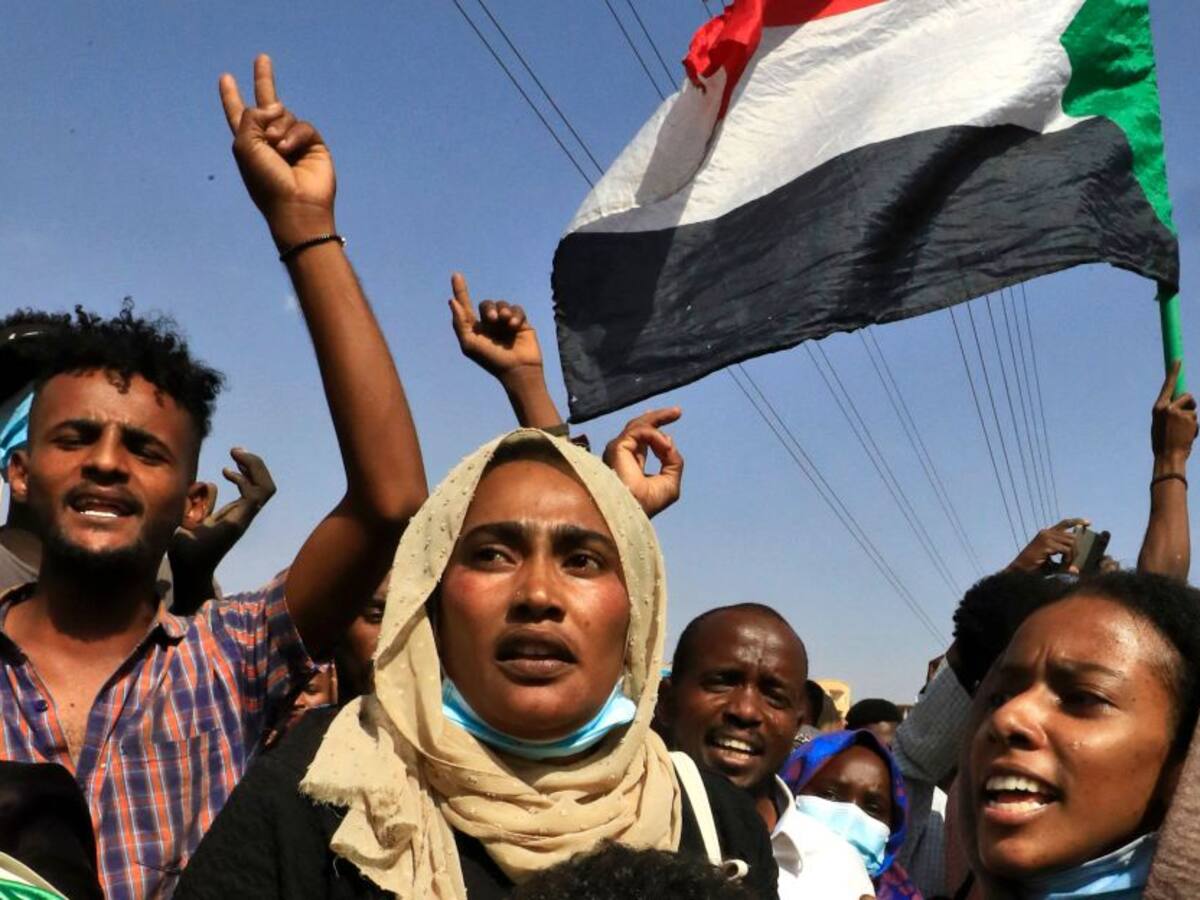 Militares de Sudán disolvieron el gobierno de transición