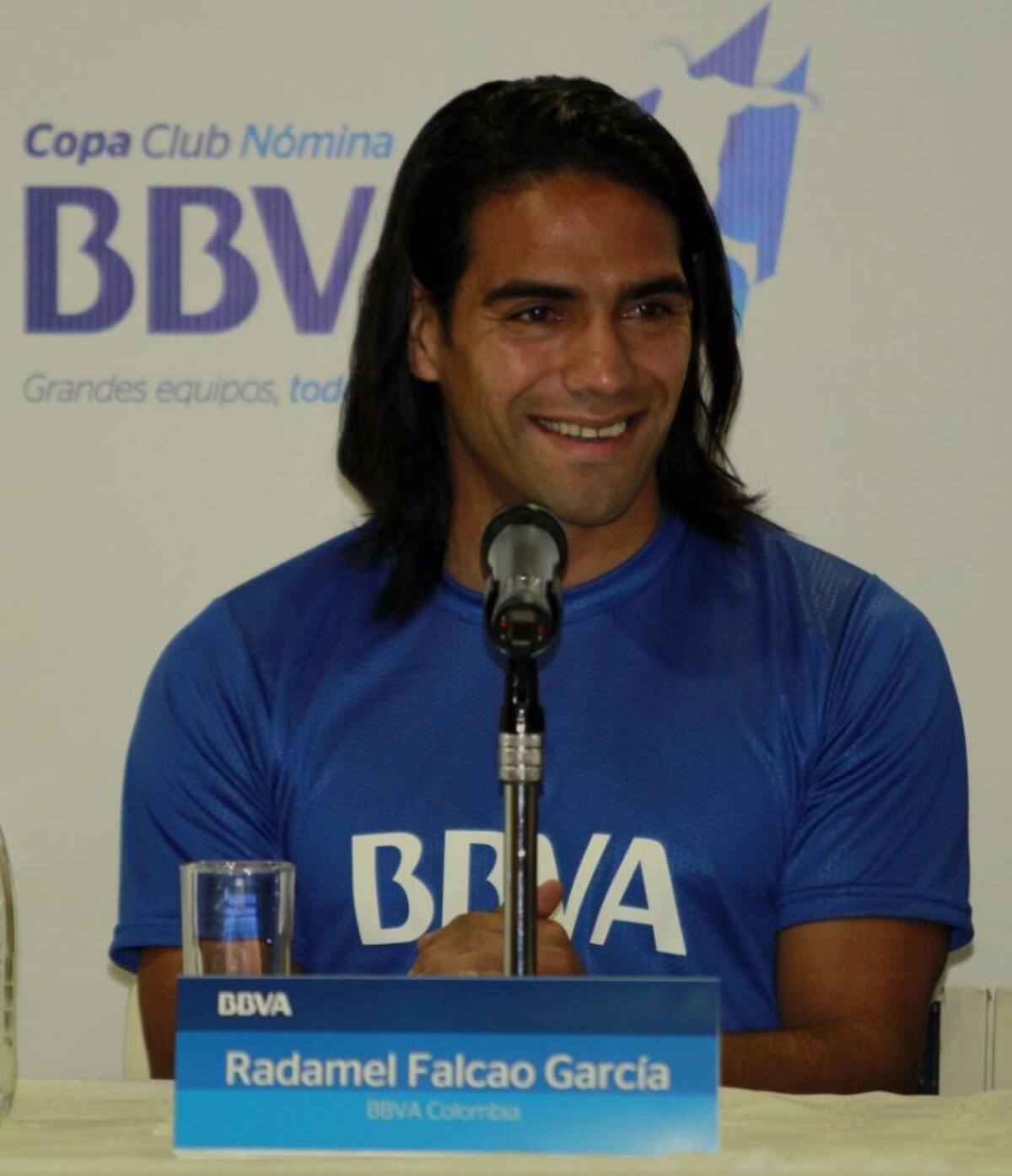 El delantero colombiano renovó su contrato como imagen del BBVA y presentó el torneo de fútbol empresarial.