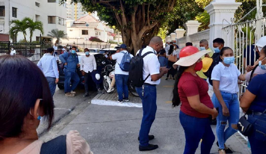 Por tal razón protestaron a afueras de las oficinas de la entidad para exigir los pagos adeudados