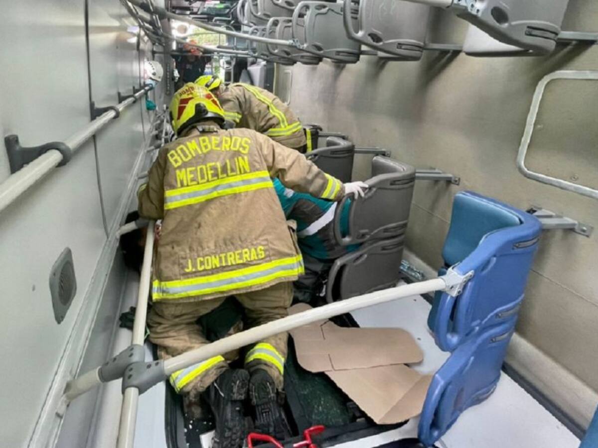 Un bus se volcó en Medellín, diez pasajeros quedaron lesionados