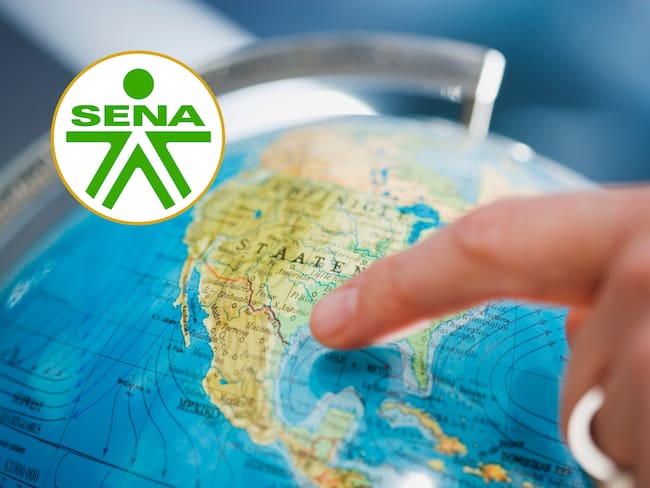 Persona señalando un país en un globo terráqueo. En el círculo, el logo del SENA (Fotos vía GettyImages y redes sociales)