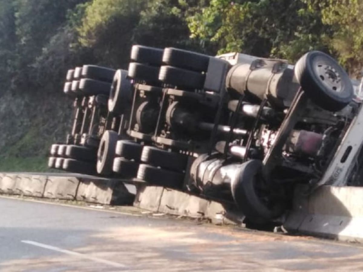 Camión se volcó en el sector de La Estampilla, vía a la Autopista del Café