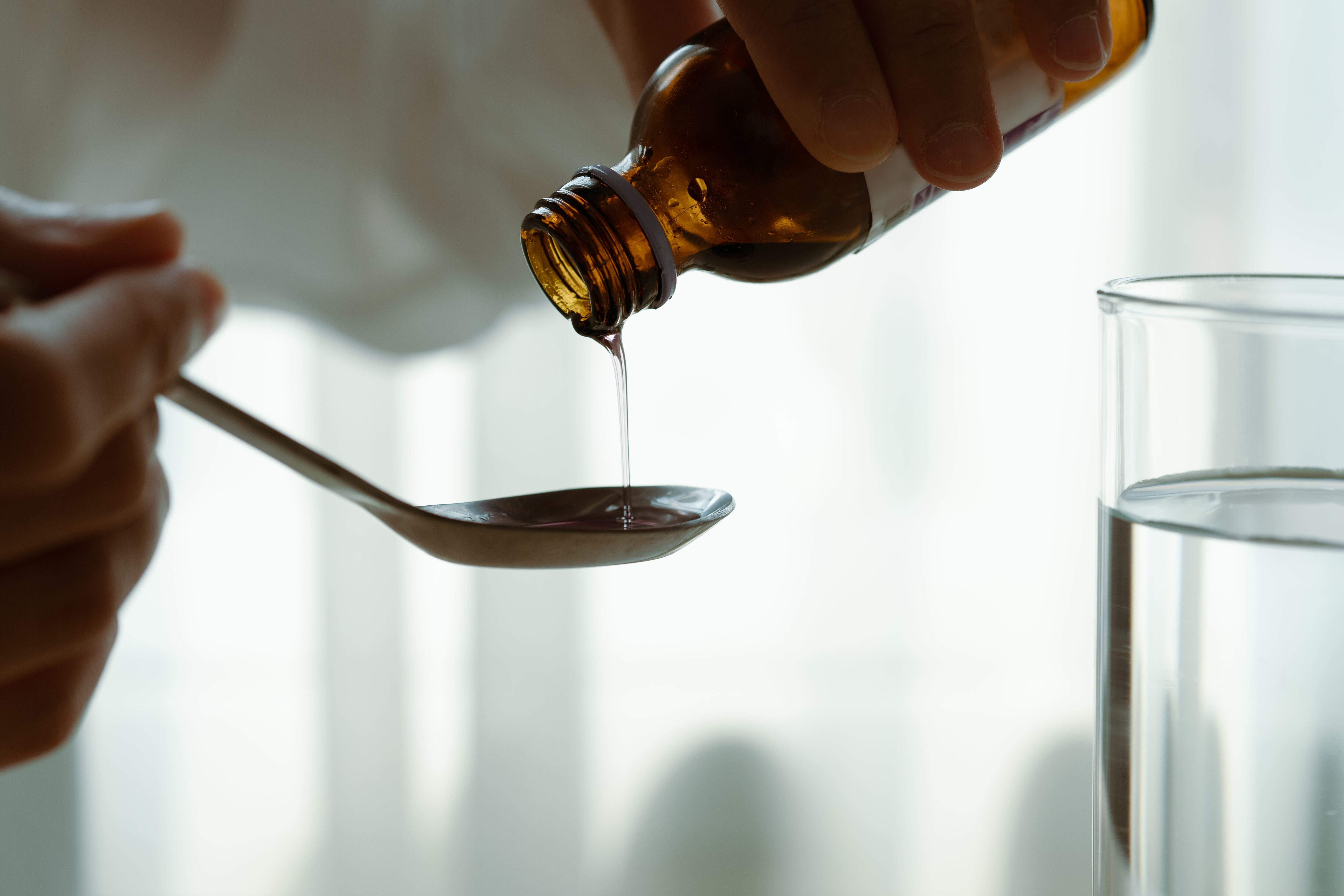 Uso de jarabe antigripal.