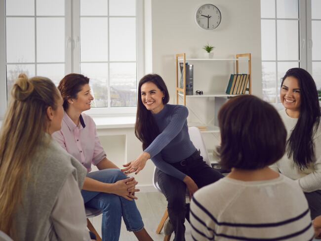 Grupo de mujeres hablando, imagen de referencia