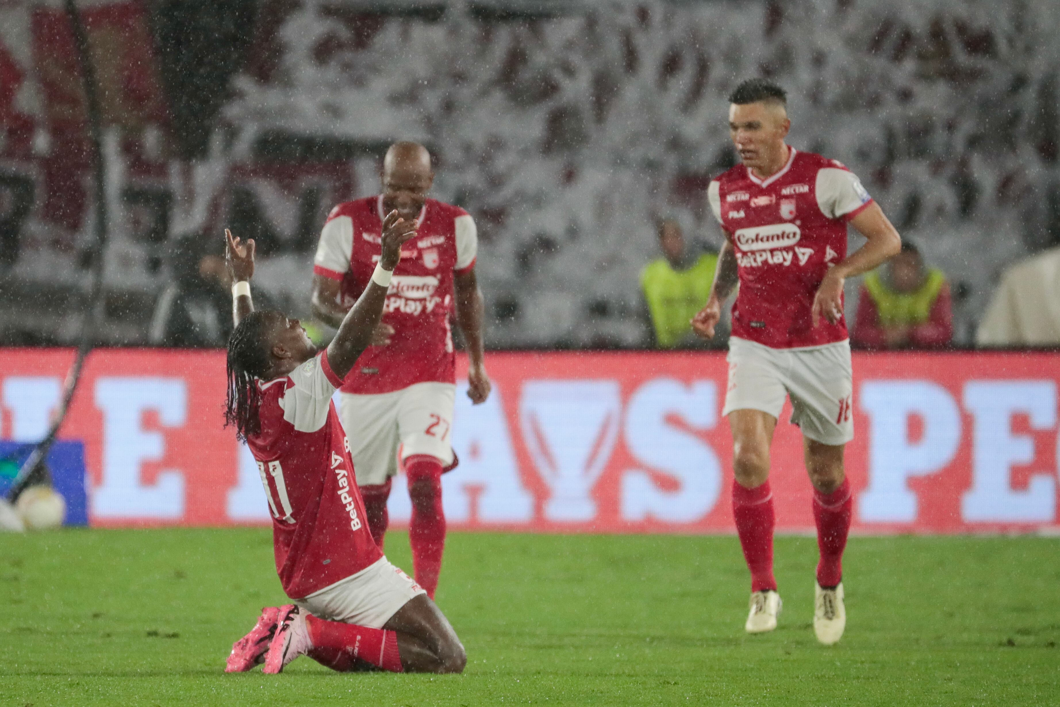 AMDEP3218. BOGOTÁ (COLOMBIA), 15/06/2024.- Hugo Rodallega (i) de Santa Fe celebra un gol este sábado, en un partido de la final de la Primera División colombiana entre Santa Fe y Atlético Bucaramanga en el estadio Nemesio Camacho El Campín en Bogotá (Colombia). EFE/ Carlos Ortega