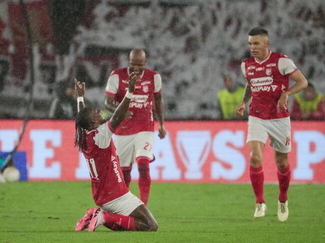 AMDEP3218. BOGOTÁ (COLOMBIA), 15/06/2024.- Hugo Rodallega (i) de Santa Fe celebra un gol este sábado, en un partido de la final de la Primera División colombiana entre Santa Fe y Atlético Bucaramanga en el estadio Nemesio Camacho El Campín en Bogotá (Colombia). EFE/ Carlos Ortega