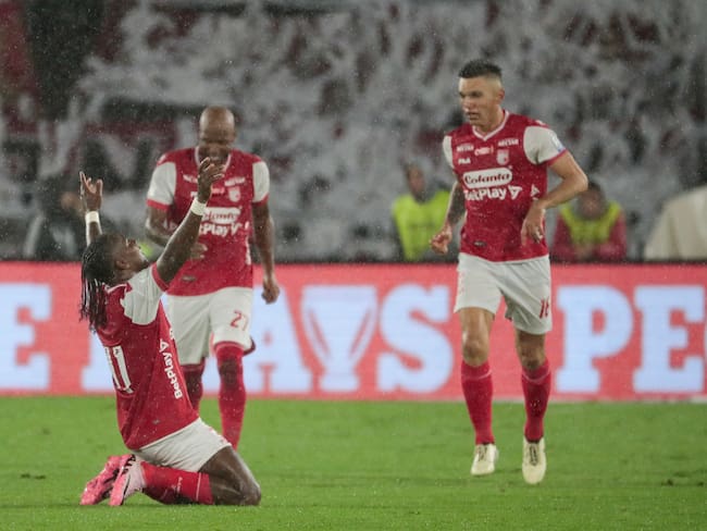 AMDEP3218. BOGOTÁ (COLOMBIA), 15/06/2024.- Hugo Rodallega (i) de Santa Fe celebra un gol este sábado, en un partido de la final de la Primera División colombiana entre Santa Fe y Atlético Bucaramanga en el estadio Nemesio Camacho El Campín en Bogotá (Colombia). EFE/ Carlos Ortega