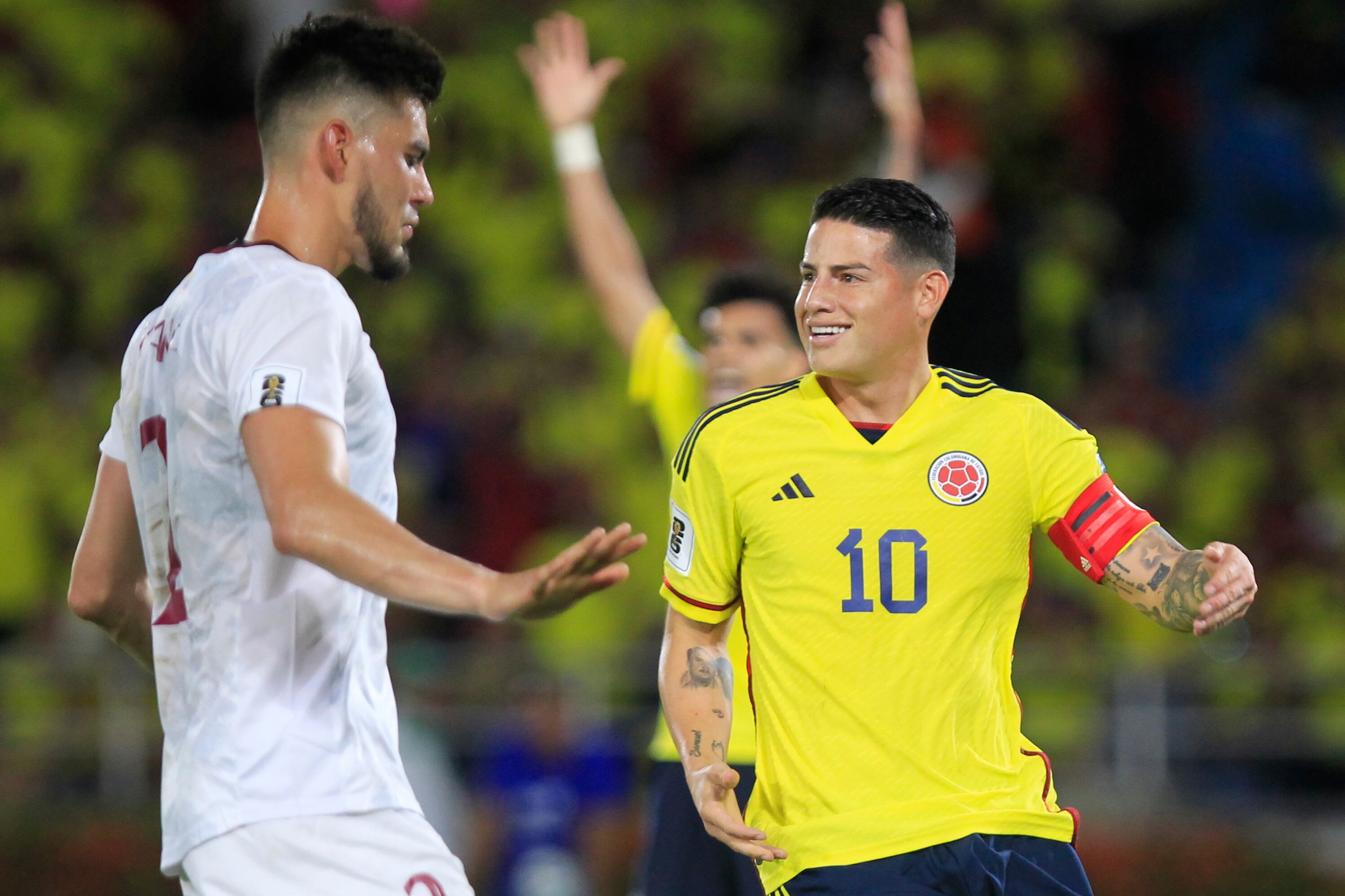 James Rodríguez (c) de Colombia en un partido de las Eliminatorias Sudamericanas para la Copa Mundial de Fútbol 2026 entre Colombia y Venezuela en el estadio Metropolitano en Barranquilla (Colombia). EFE/ Ricardo Maldonado
