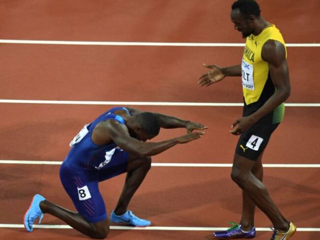 Justin Gatlin hizo reverencia a Usain Bolt tras vencerlo en su última prueba de 100 metros