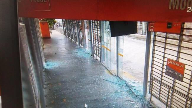 En la estación Madre Bernarda, individuos destruyeron las puertas de vidrio, los monitores de información y la taquilla