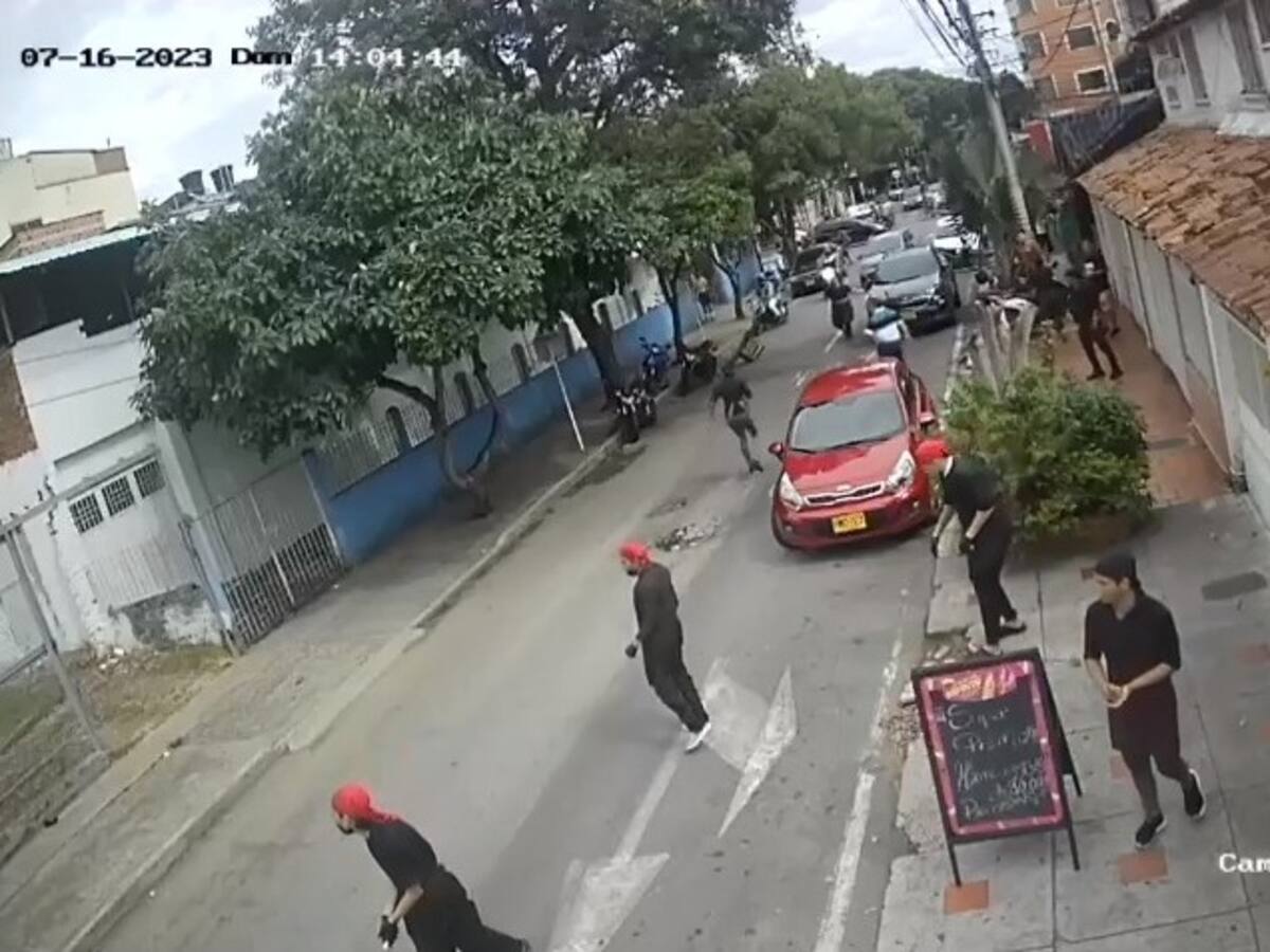 VIDEO: Con sillas, empleados de restaurante se defendieron de un atraco