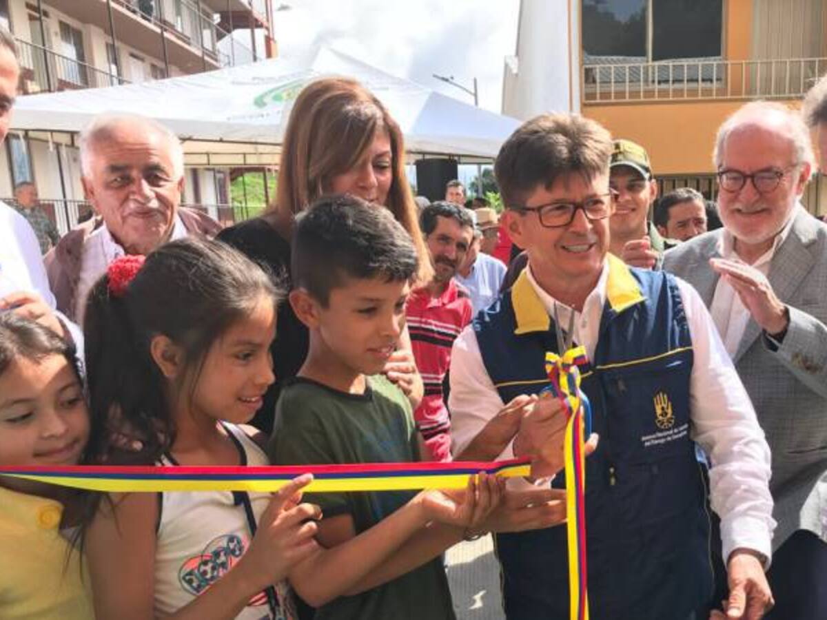 Familias afectadas por el invierno en Caldas reciben casas y puente