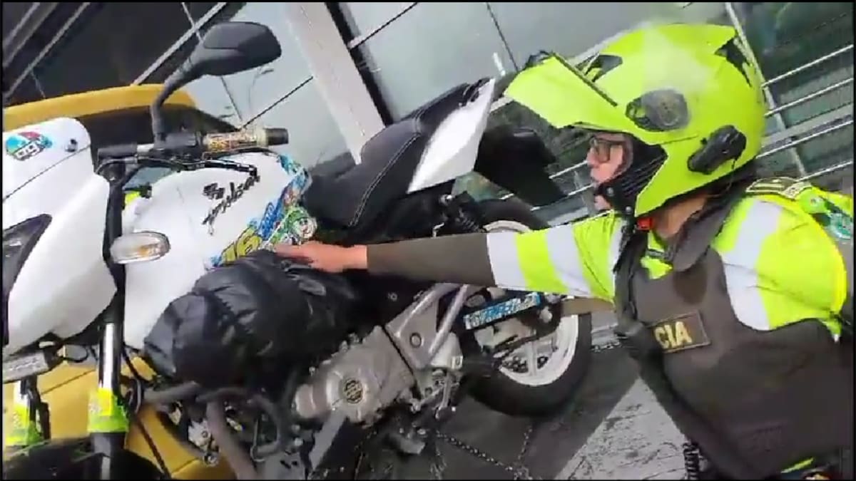 Calcomanías sí modifican color de los vehículos y son motivo de multa: Policía de Tránsito