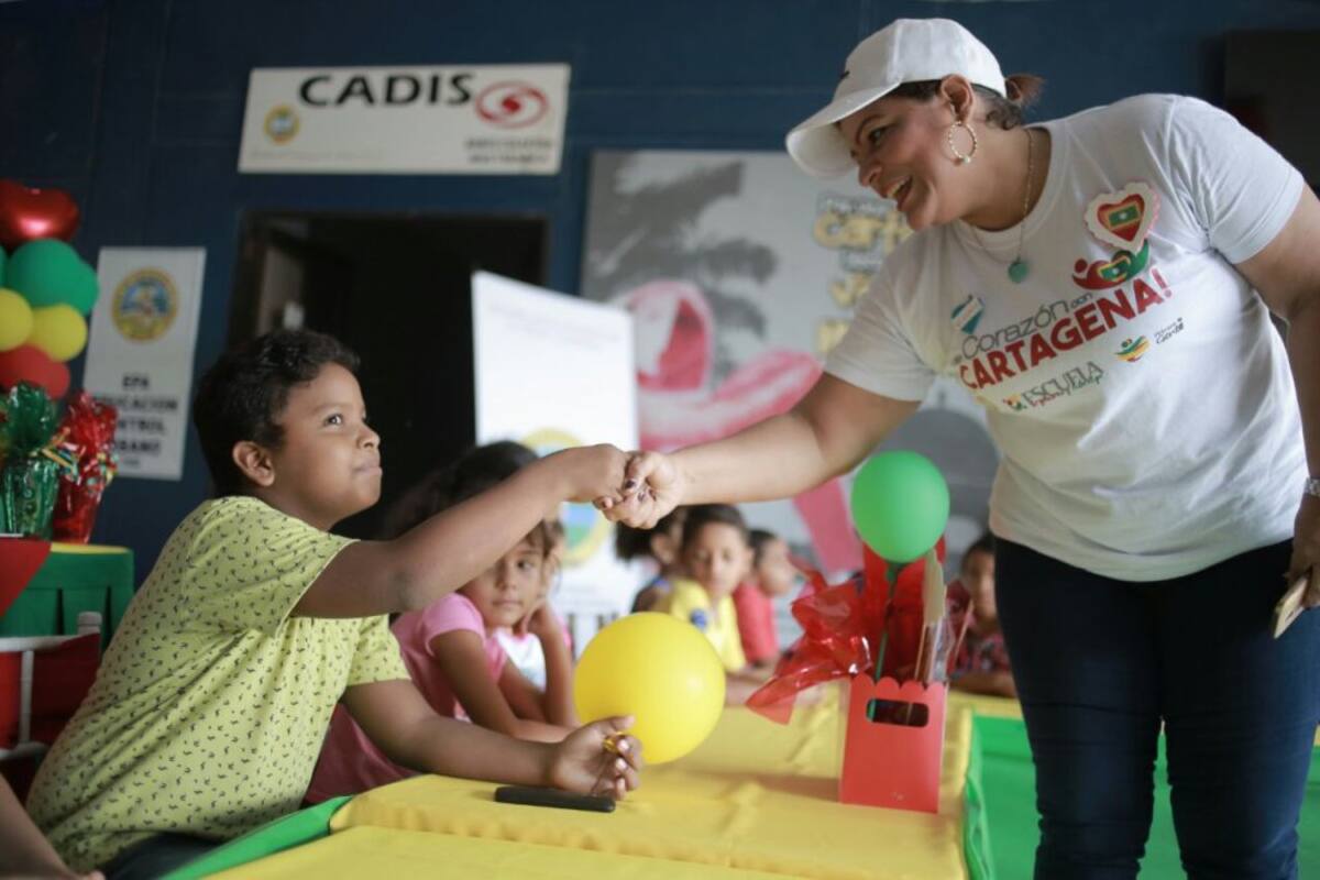 En la casa de Justicia de Chiquinquira se entregaron 300 libros, sillas y mesas para 50 niños y niñas de los sectores 11 de Novienbre, Ricaurte, Central, Chiquinquirá y República de Venezuela, miembros del Club de Lectores de Cuentos de la Localidad 2.