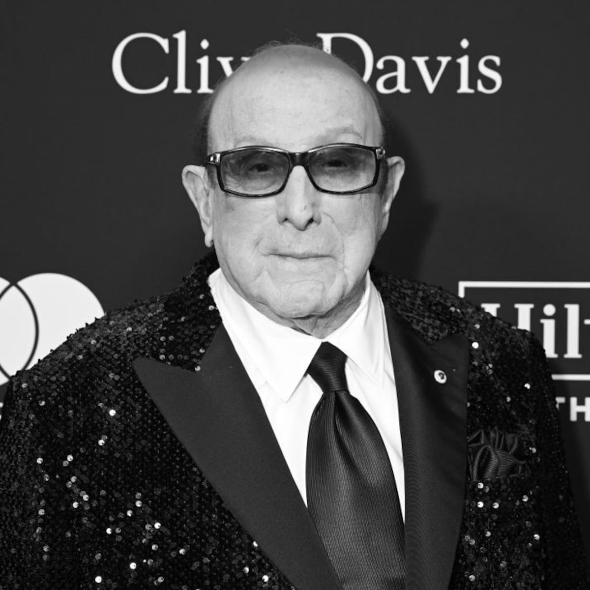 Murió a los 94 años Clive Davis, ejecutivo musical estadounidense que descubrió a Whitney Houston
