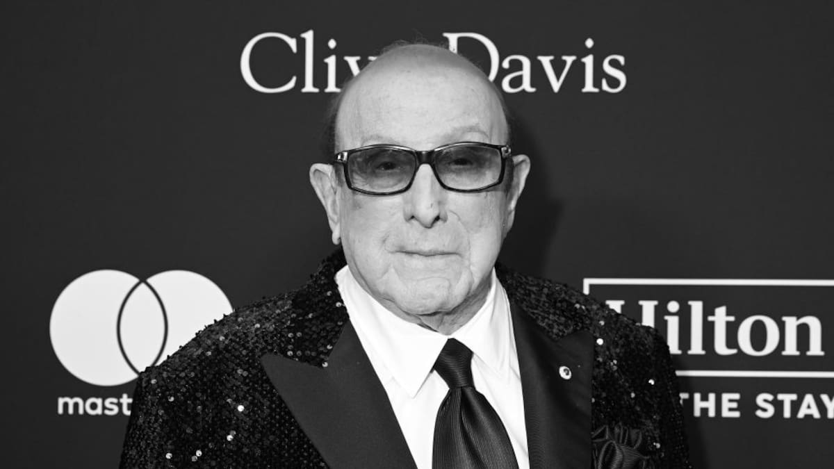Murió a los 94 años Clive Davis, ejecutivo musical estadounidense que descubrió a Whitney Houston