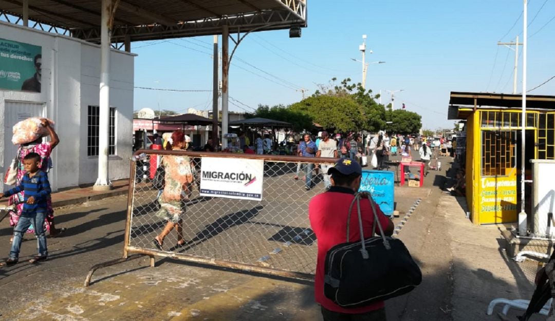 Paso de venezolanos por la frontera de Paraguachón, La Guajira.