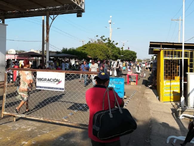 Paso de venezolanos por la frontera de Paraguachón, La Guajira.