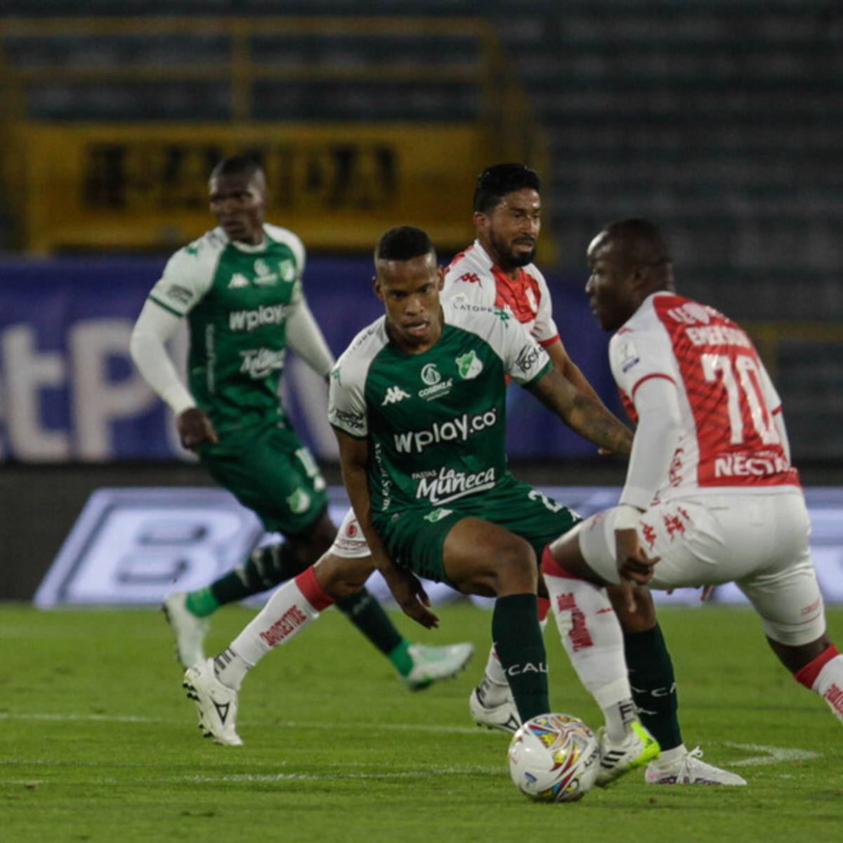La pelea entre jugadores de Santa Fe y el Cali continuó rumbo a los camerinos: véalo acá