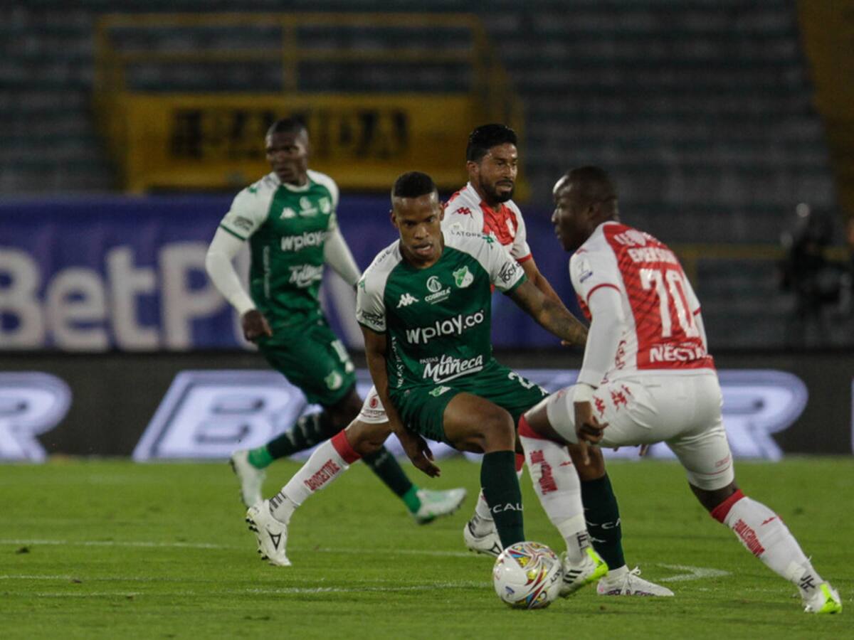 La pelea entre jugadores de Santa Fe y el Cali continuó rumbo a los camerinos: véalo acá