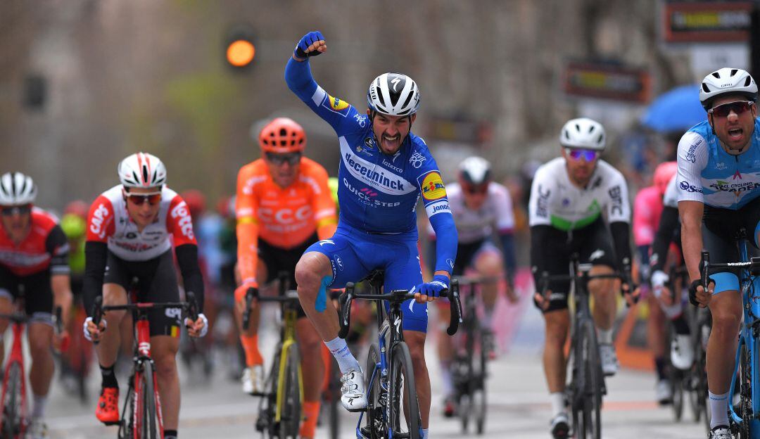 El francés Julian Alaphilippe tras ganar etapa 6 de la Tirreno-Adriatico 2019