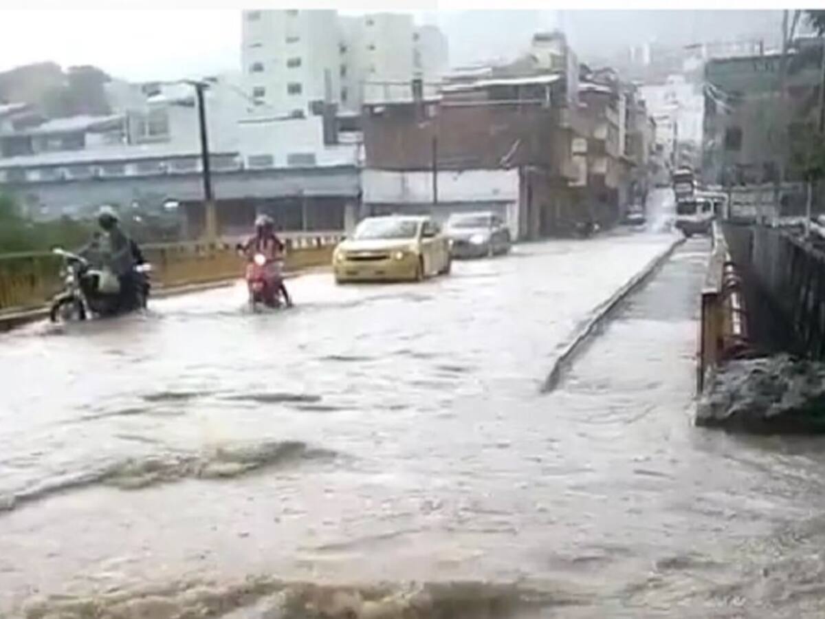 VIDEO: Fuerte aguacero dejó inundaciones en San Gil