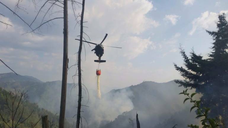 El Ministro de ambiente, Gabriel Vallejo, aseguró que este miércoles se incrementarán a 6 lo helicópteros que atenderán la emergencia.