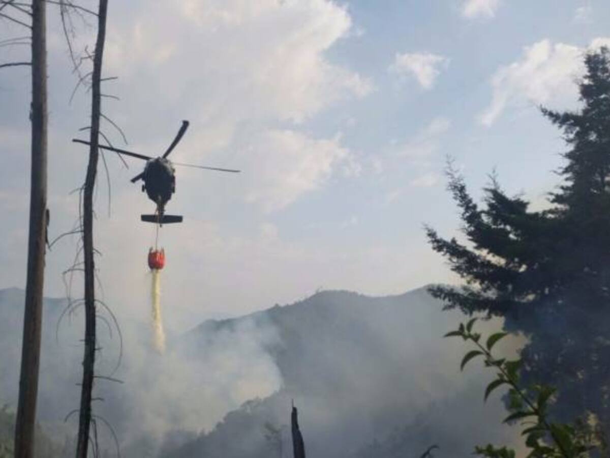Gobierno refuerza medidas para atender incendio en los cerros orientales