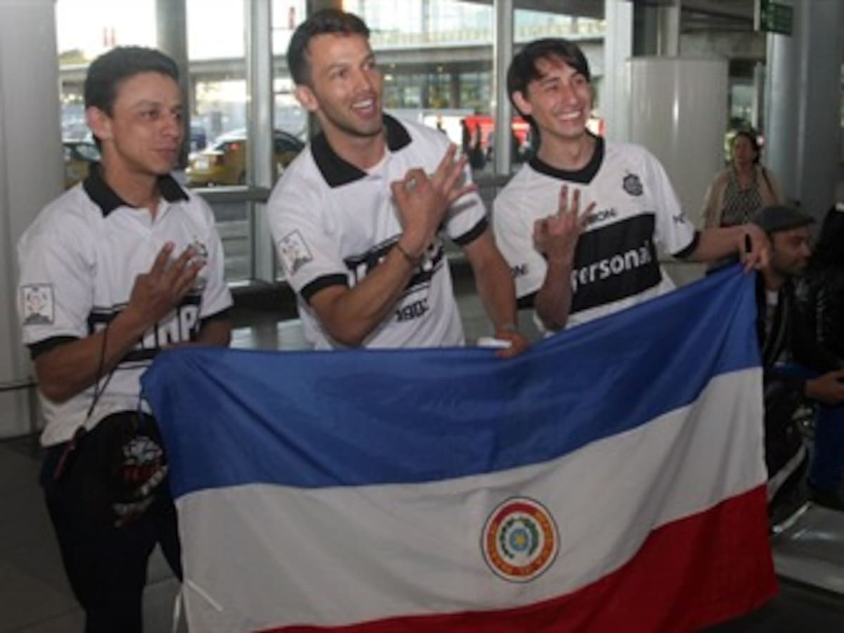 Hinchas de Olimpia recibieron a su equipo en Bogotá