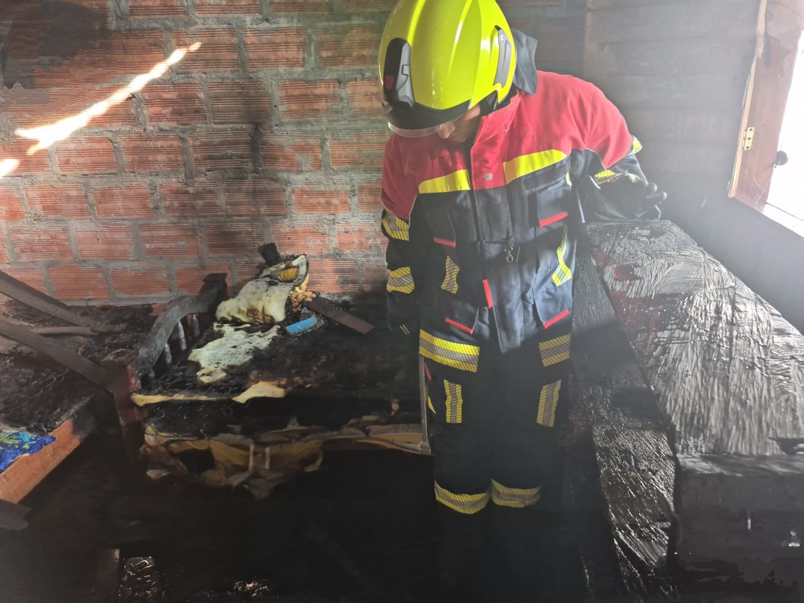 Un bombero de Norcasia revisando la vivienda afectada por el incendio. Foto: Cuerpo de Bomberos de Norcasia.