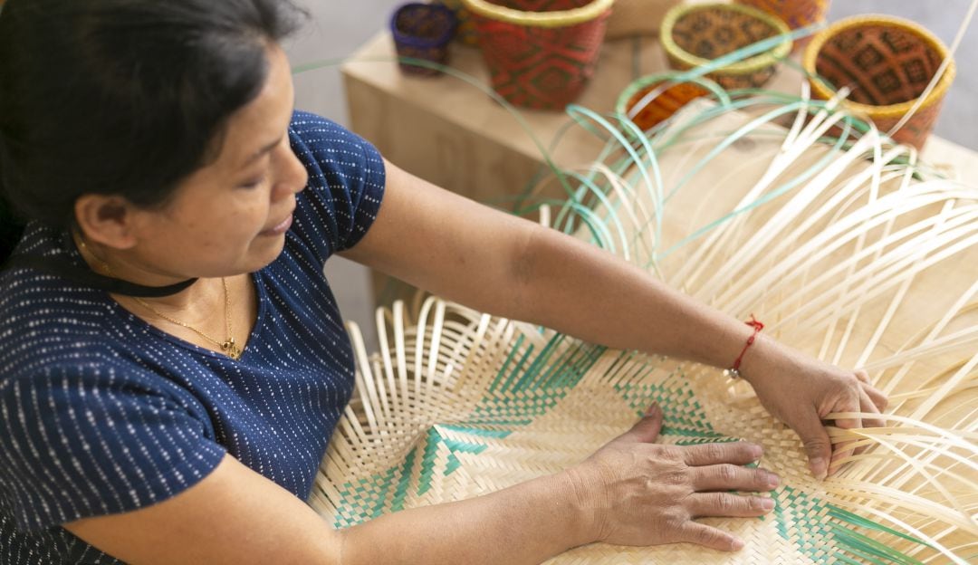 Artesana creando un sombrero