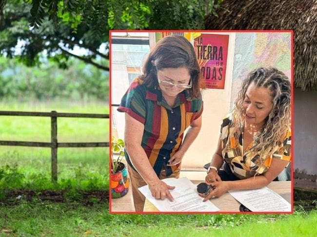Carmenza Gómez, representante legal el "Baluarte Campesino Juana Julia Guzmán", beneficiaria del predio baldío que entregó el expresidente Uribe. Entrega Lilia Rodríguez, de la ANT.