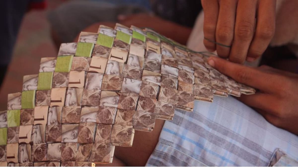 Los venezolanos realizan artesanías con los billetes de su país.