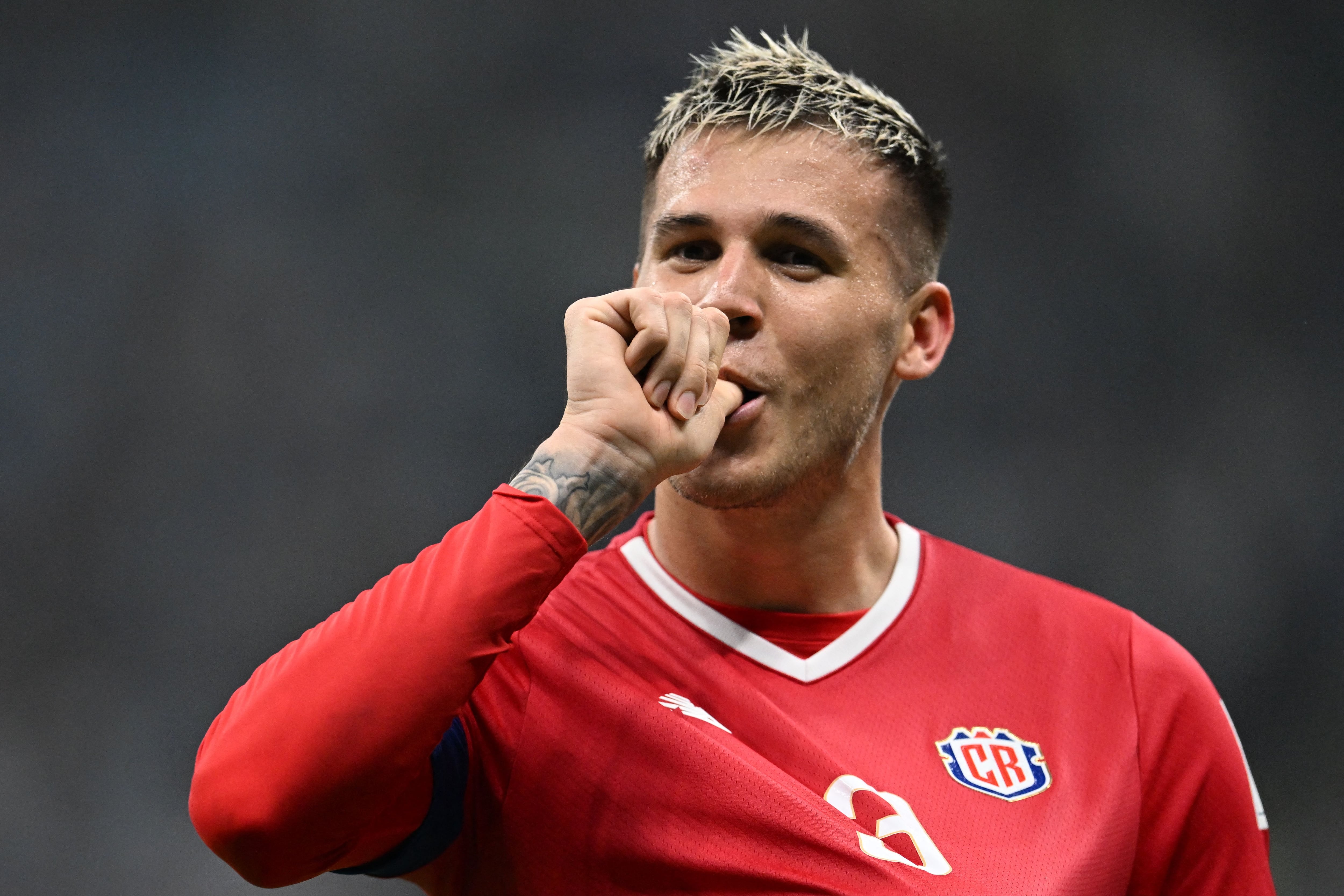 Juan Pablo Vargas festeja su gol en el Mundial ante Alemania. (Photo by RAUL ARBOLEDA/AFP via Getty Images)