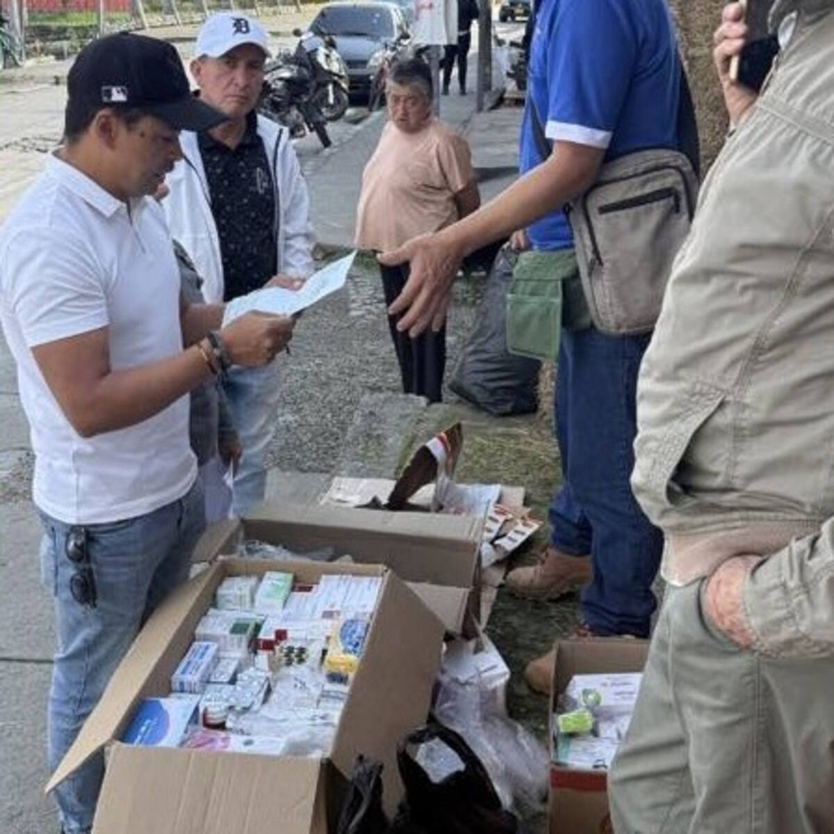 En Circasia, Quindío hombre reparte medicamentos en una caja, ante la falta de entrega de las EPS