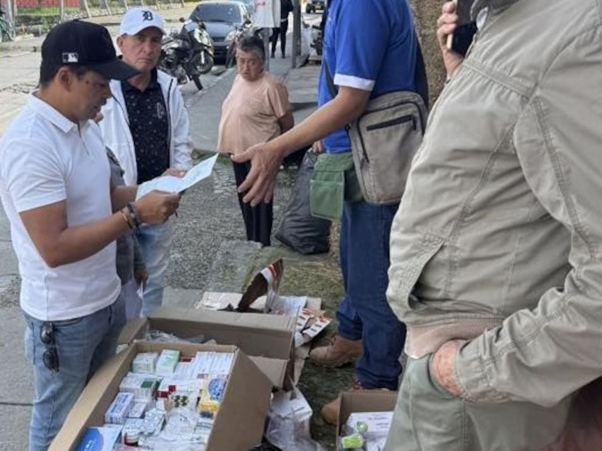 En Circasia, Quindío hombre reparte medicamentos en una caja, ante la falta de entrega de las EPS