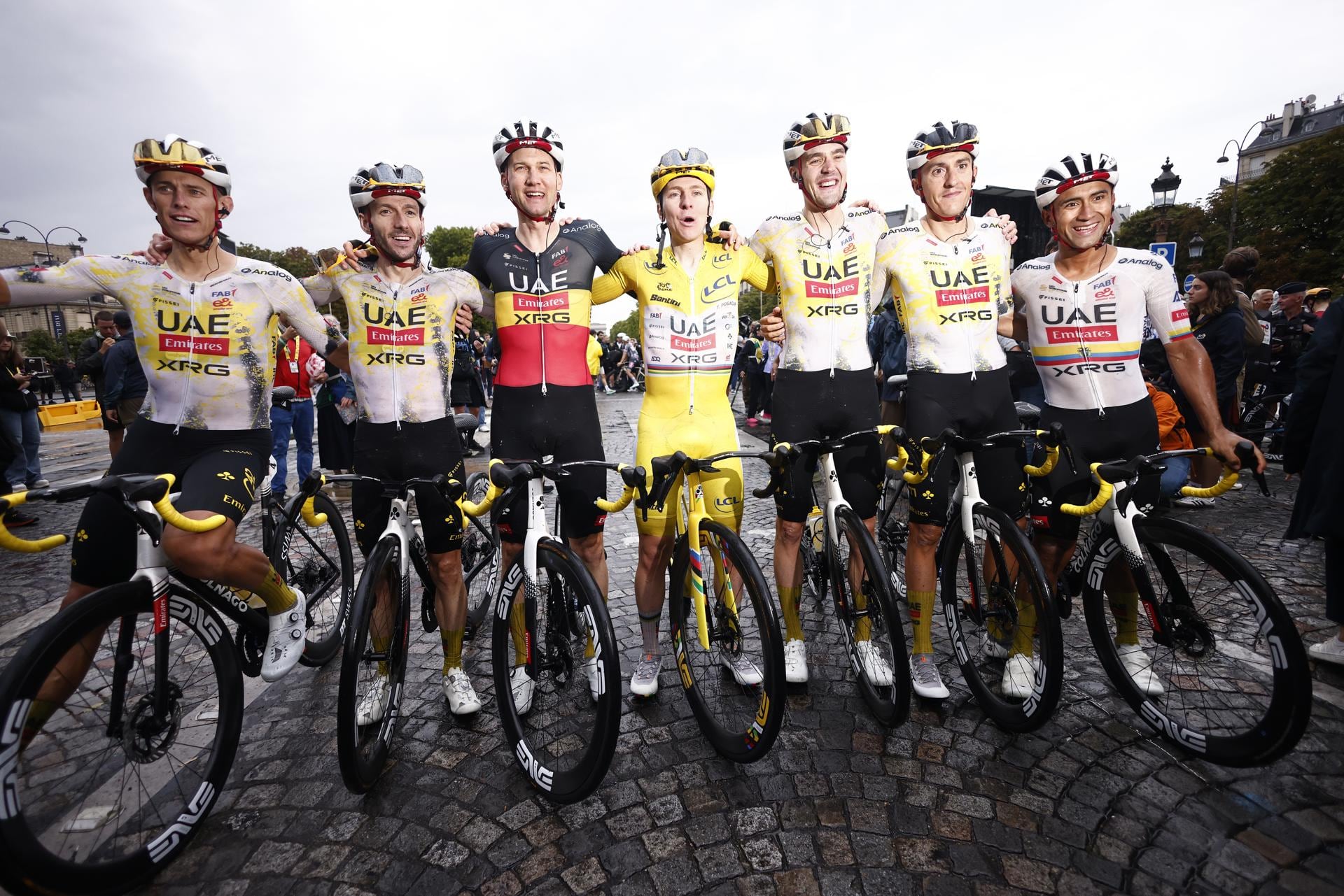 Tadej Pogacar celebra junto a su equipo el título del Tour de Francia. (Ciclismo, Francia) EFE/EPA/YOAN VALAT / POOL