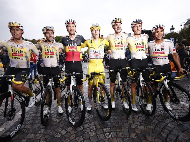 Tadej Pogacar celebra junto a su equipo el título del Tour de Francia. (Ciclismo, Francia) EFE/EPA/YOAN VALAT / POOL