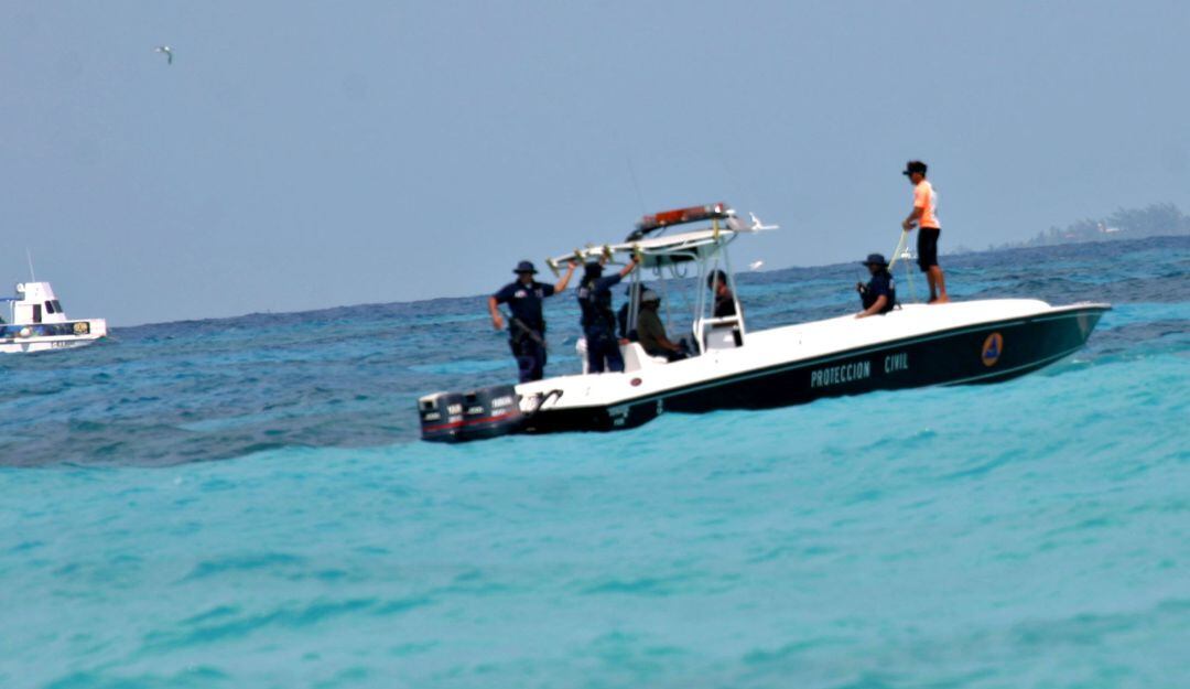 Presencia policial en las zonas de playa de Cancún (México). 