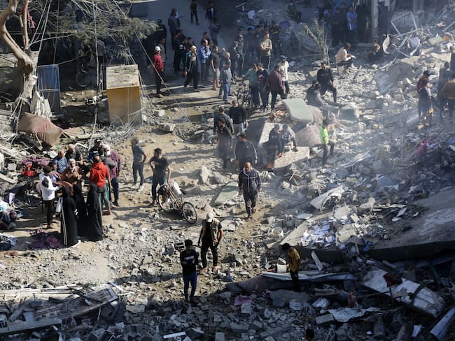 Ataque aéreo del ejército israelí en el campo de refugiados de Nuseirat, 17 de noviembre de 2023. (Foto de Ashraf Amra/Anadolu vía Getty Images )