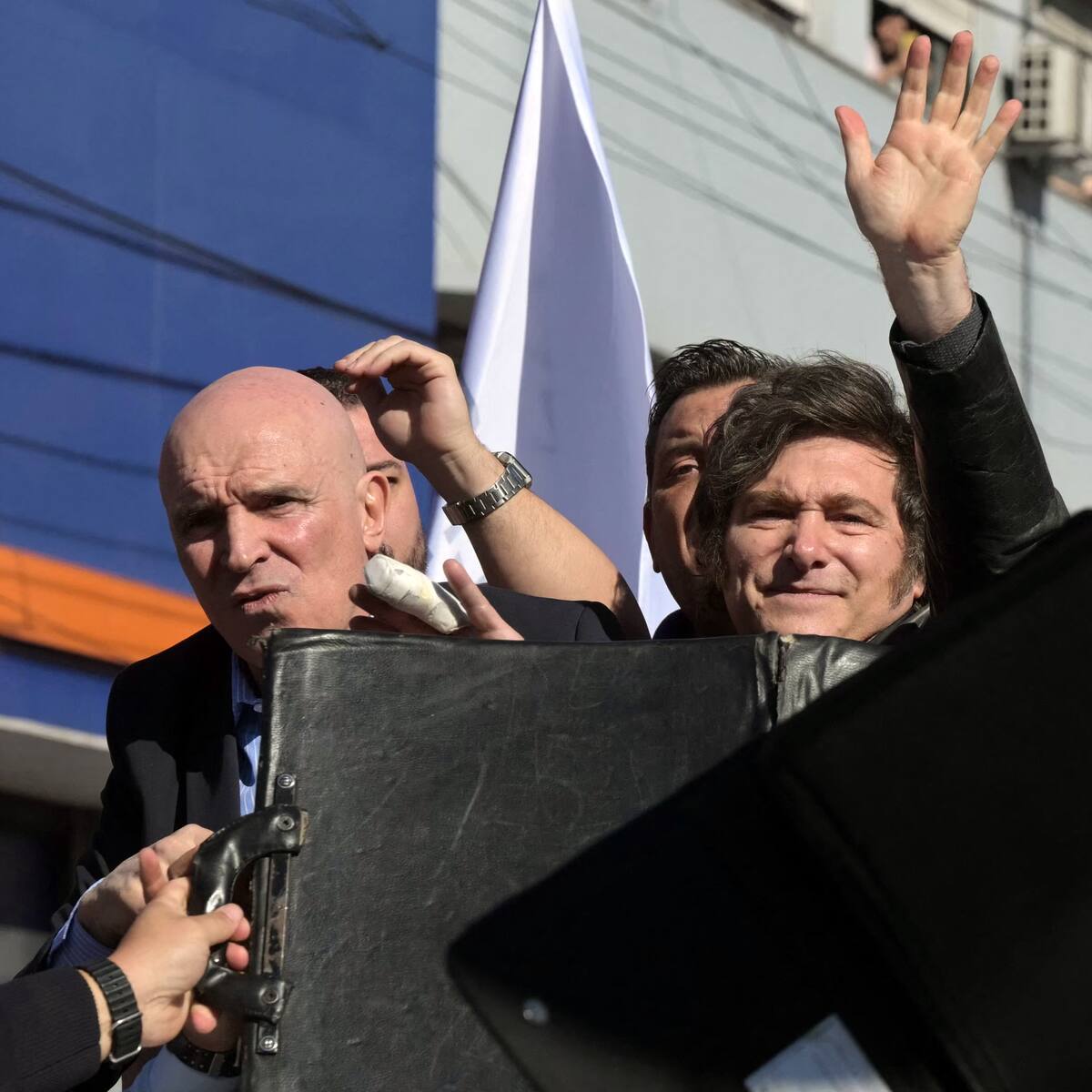 Argentina: Milei fue atacado con piedras en un acto de campaña
