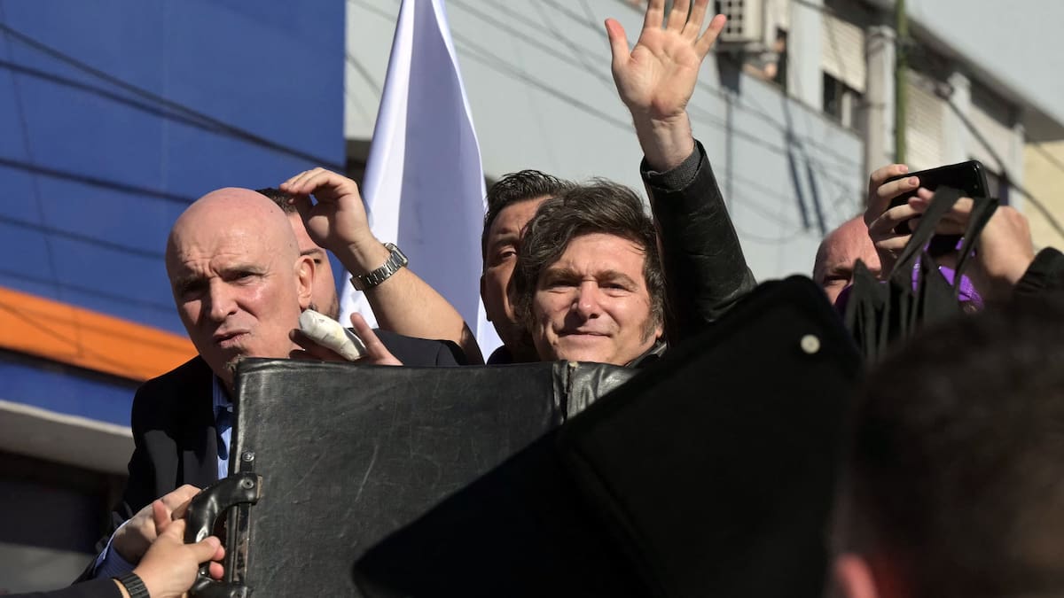 Argentina: Milei fue atacado con piedras en un acto de campaña