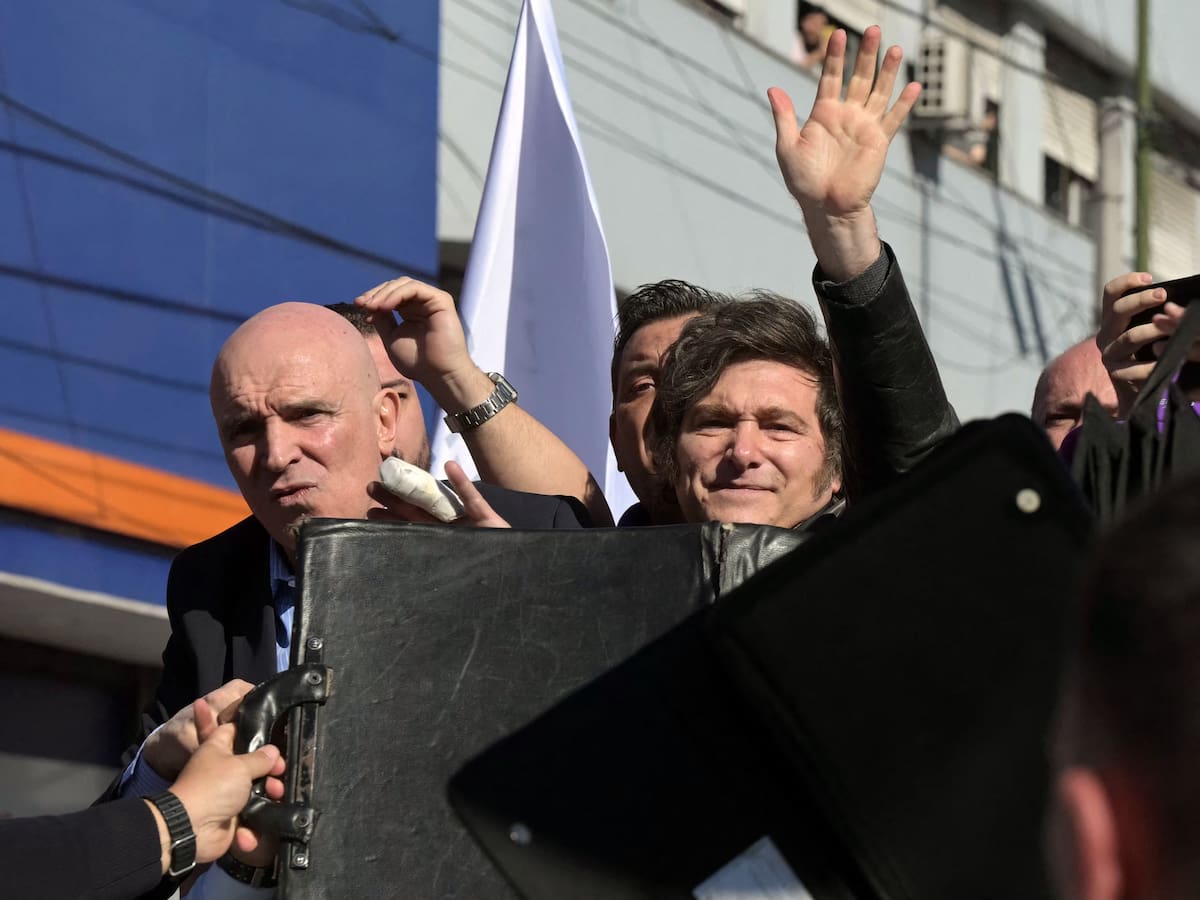 Argentina: Milei fue atacado con piedras en un acto de campaña