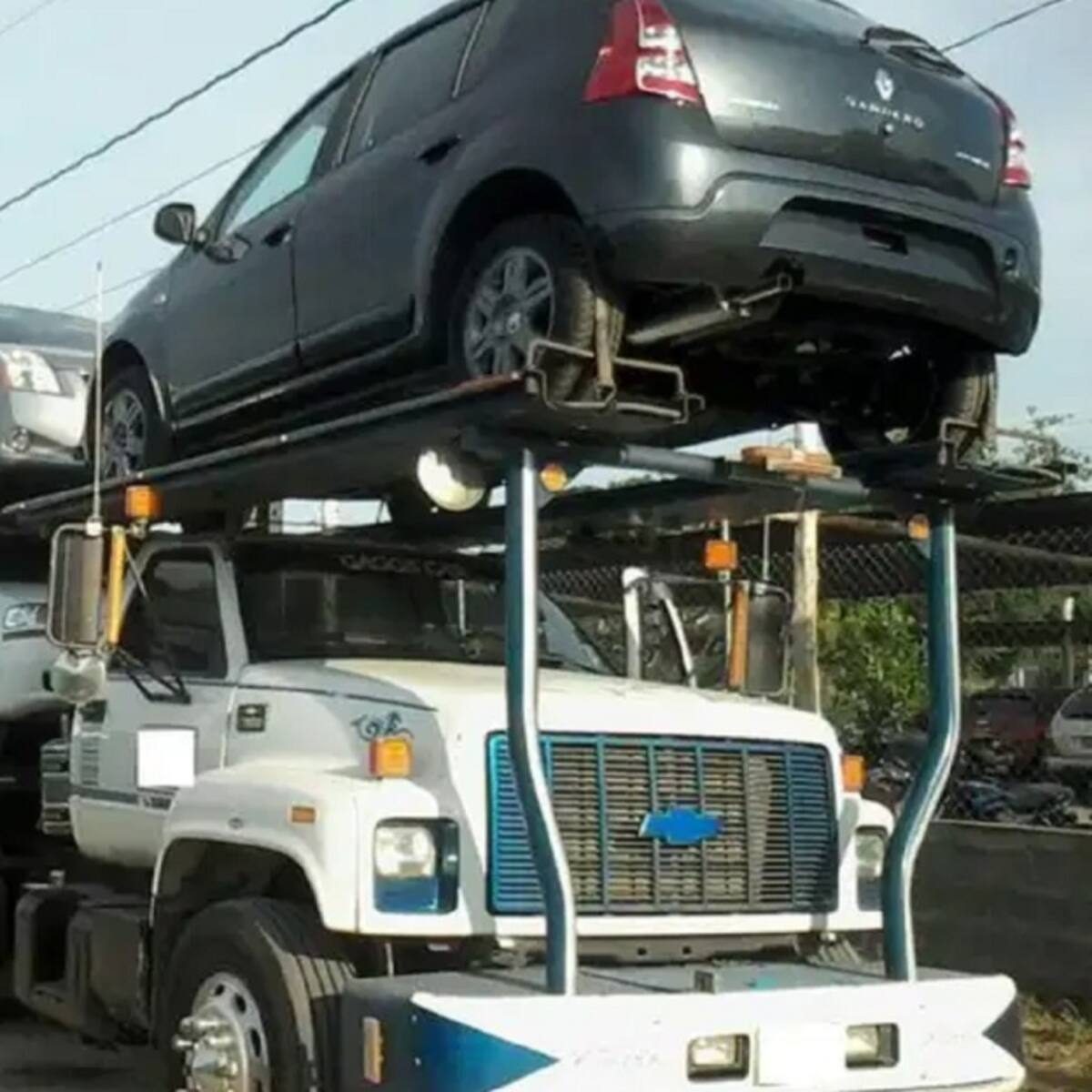 Álvaro Uribe denuncia robo de 14 camionetas en Cesar y lo atribuye a la guerrilla