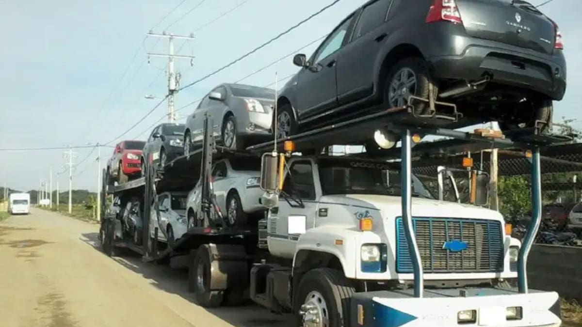 Álvaro Uribe denuncia robo de 14 camionetas en Cesar y lo atribuye a la guerrilla