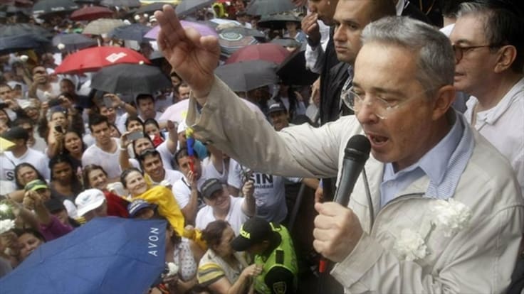 "Si lo veo le doy en la cara marica", dice el presidente Uribe por teléfono