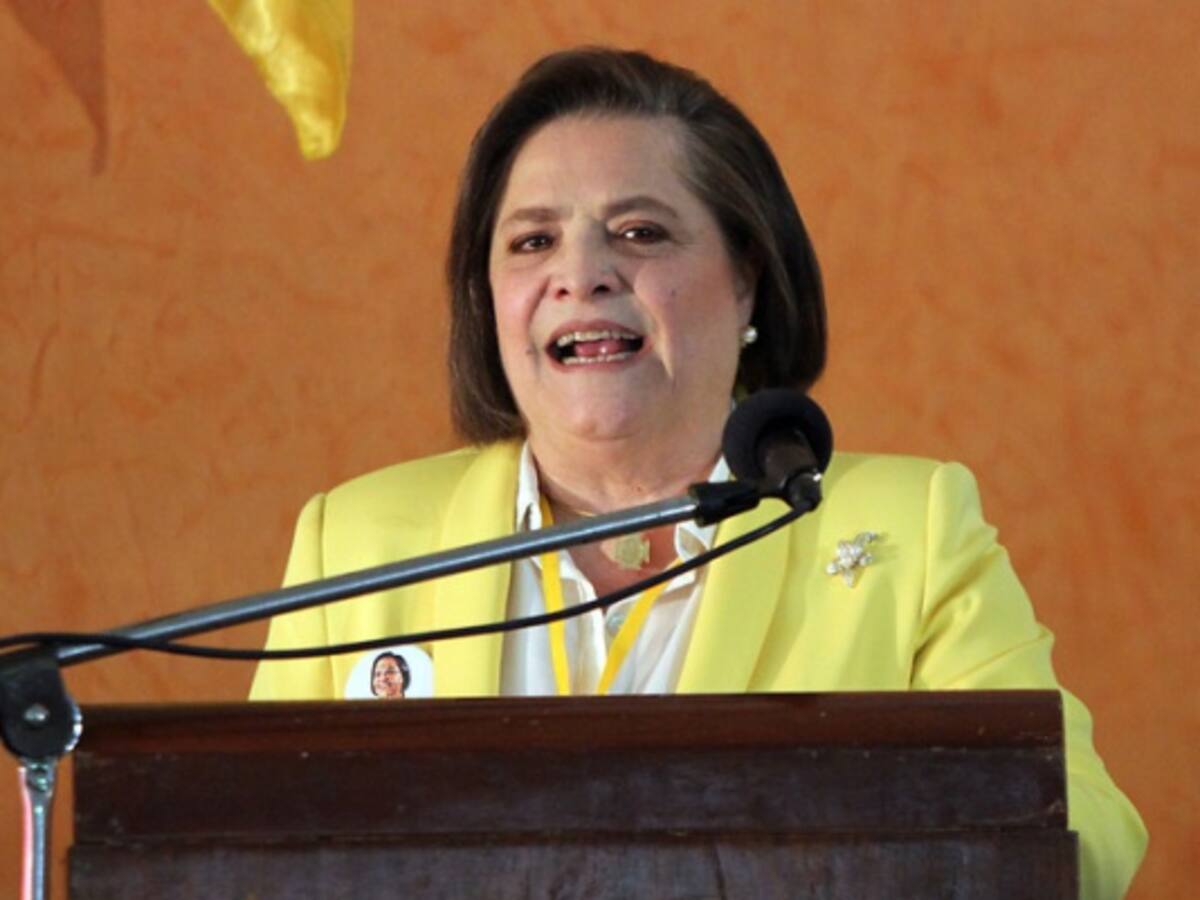 Beatriz Arbeláez salió porque quería la privatización de ETB: Clara López