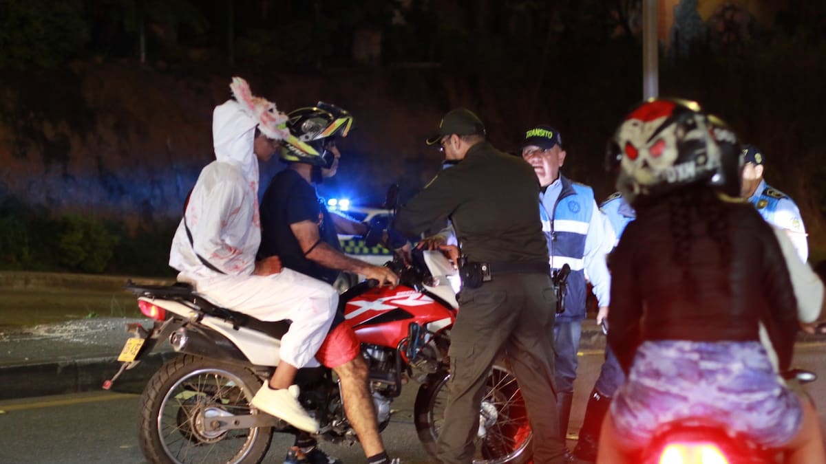 ¡Lo volvieron a hacer! motociclistas provocaron desórdenes con caravanas de Halloween