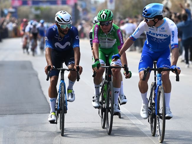 Fernando Gaviria cruzando la meta en una etapa del Giro de Italia (Photo by Tim de Waele/Getty Images)